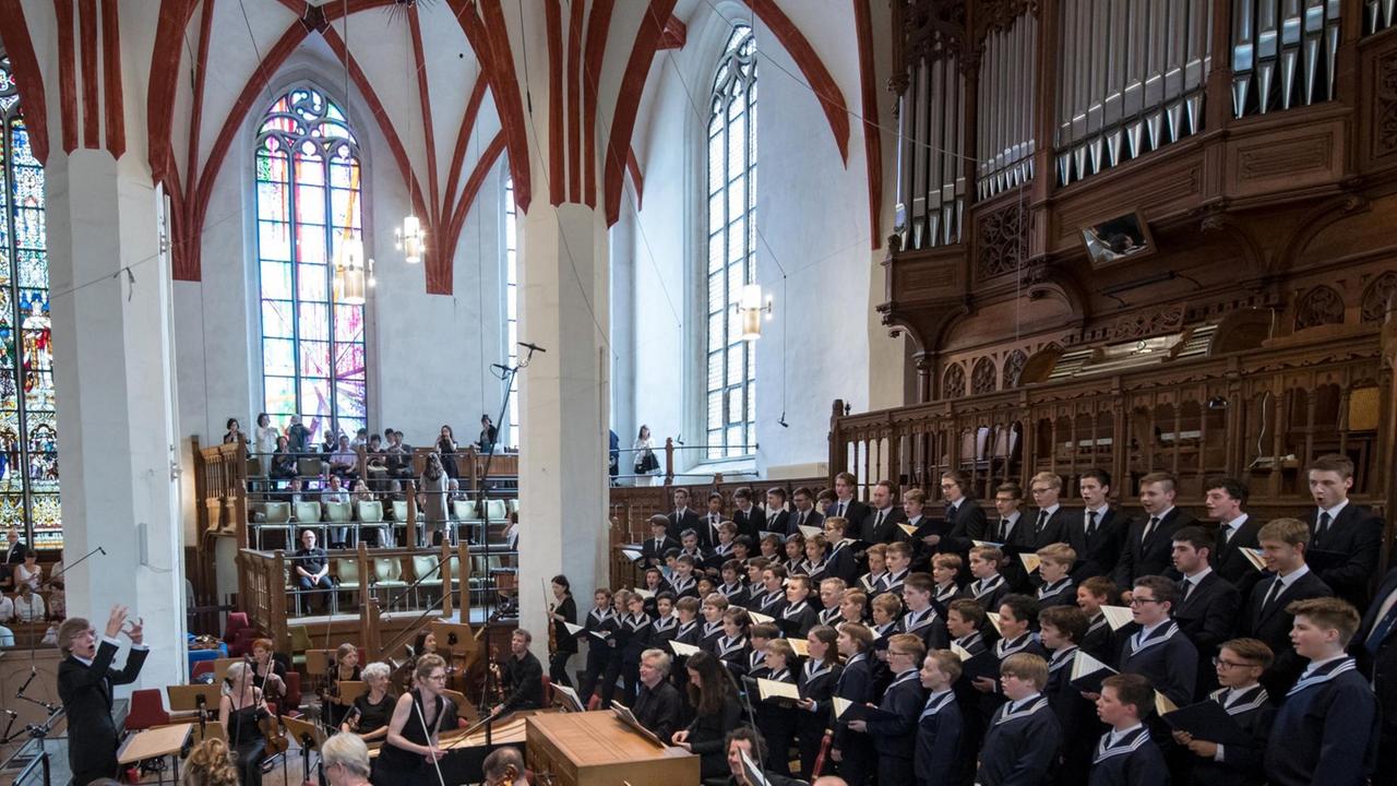 Der Thomanerchor unter der Leitung von Thomaskantor Gotthold Schwarz (l) eröffnet in der Thomaskirche Leipzig das Bachfest 2019.