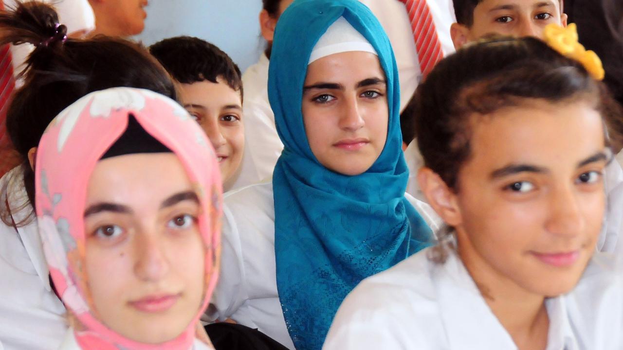 Türkische Schüler tragen Kopftücher. 
