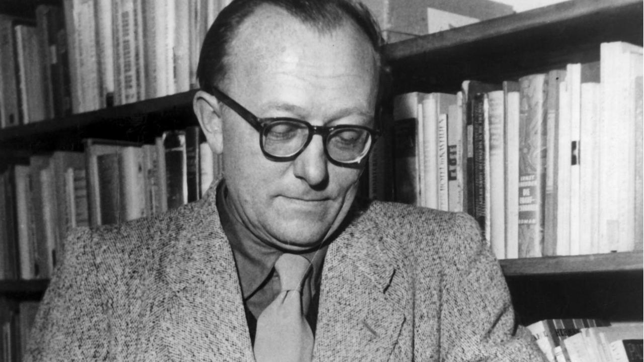 Der deutsche Schriftsteller Günter Eich lehnt an einem Regal und blättert in einem Buch. Aufnahme von 1953. Der deutsche Schriftsteller Günter Eich lehnt an einem Regal und blättert in einem Buch. Aufnahme von 1953.