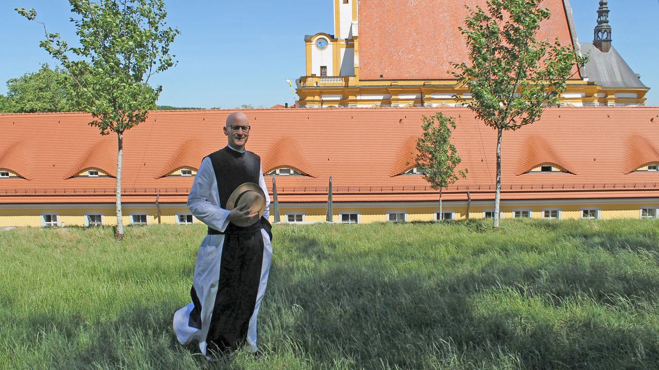 Pater Kilian vor seinem Kloster in Neuzelle
