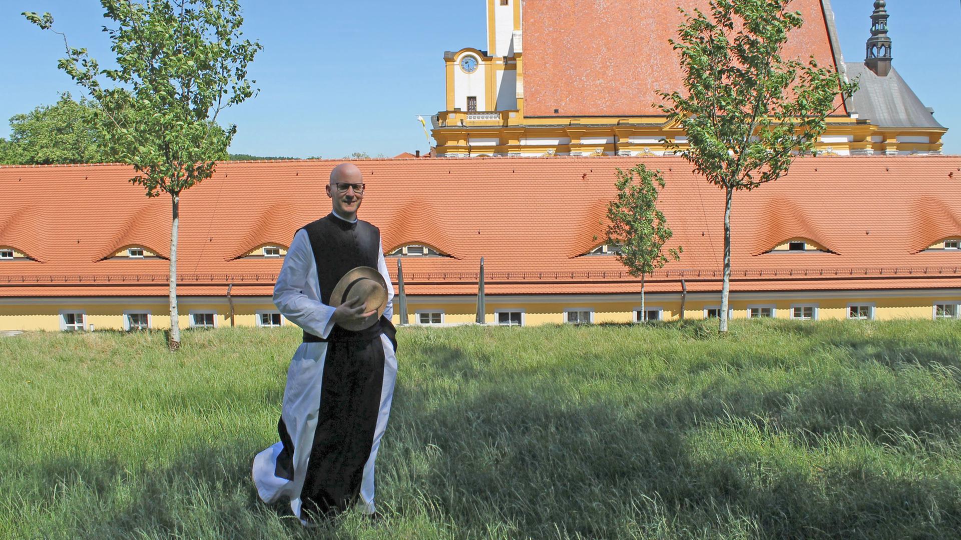 Pater Kilian vor seinem Kloster in Neuzelle.
