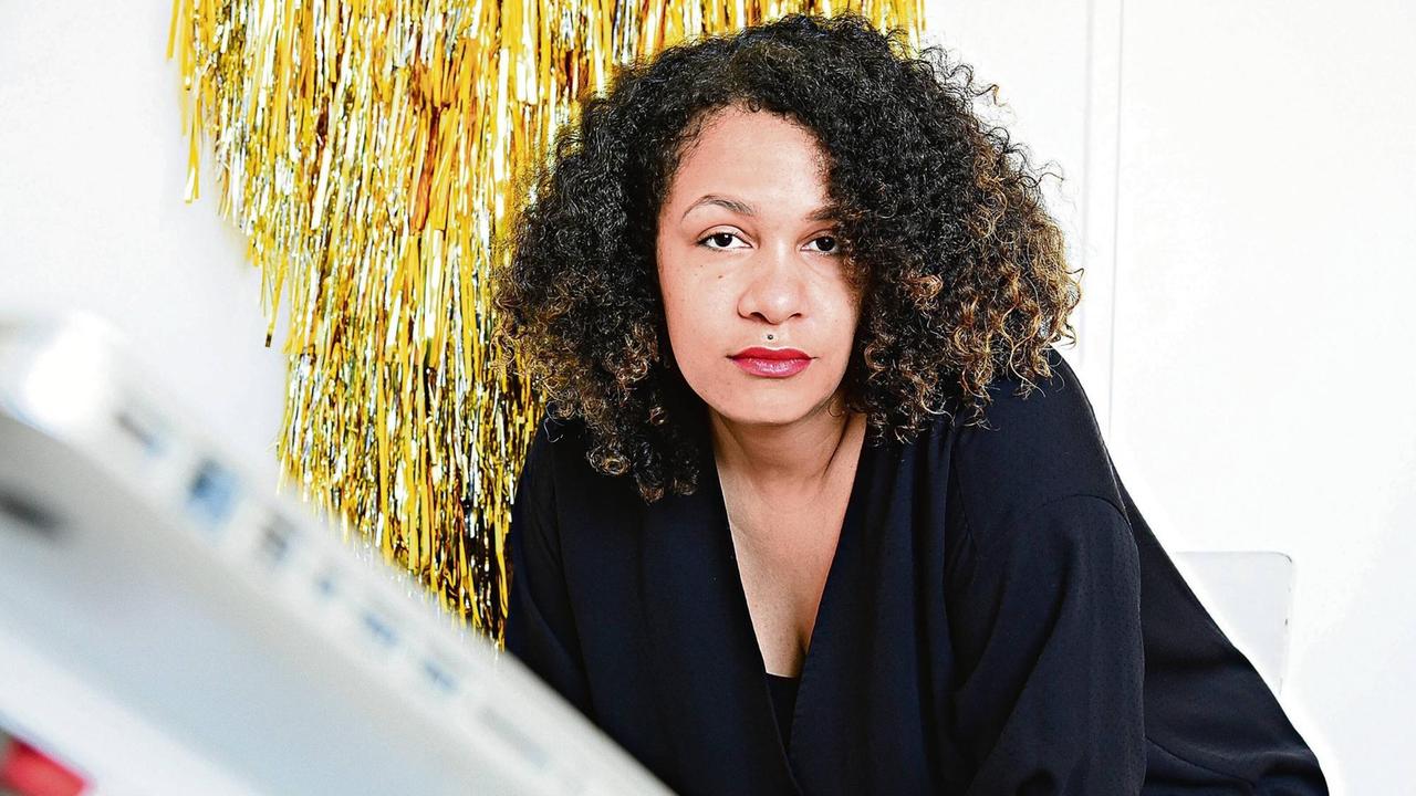 Porträt der Autorin Olivia Wenzel. Porträt der Autorin Olivia Wenzel.