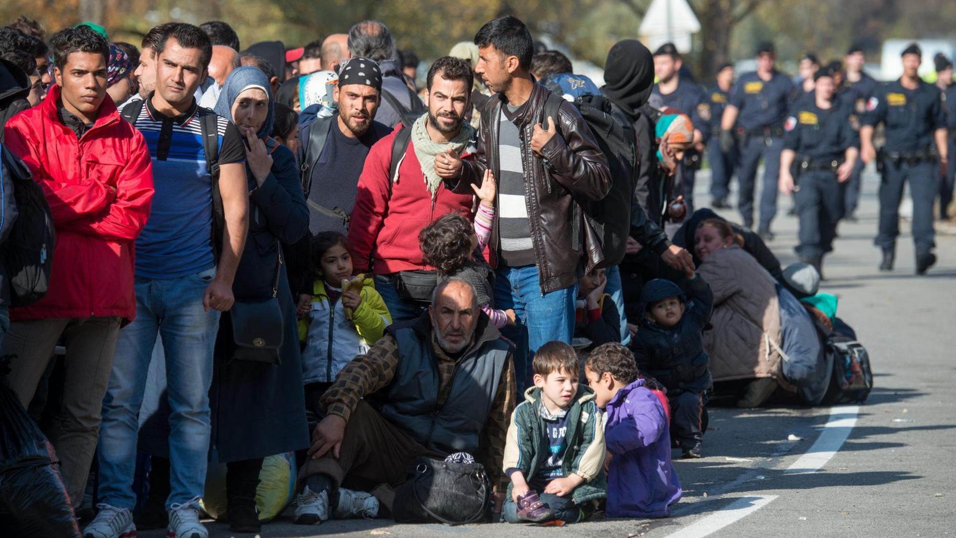 Flüchtlinge an der deutsch-österreichischen Grenze bei Passau in Bayern. Flüchtlinge an der deutsch-österreichischen Grenze bei Passau in Bayern.