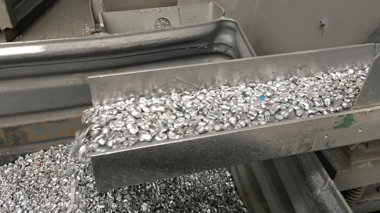 Mobiles Flugzeugrecycling - das Ergebnis ist ein Aluminiumgranulat Mobiles Flugzeugrecycling - das Ergebnis ist ein Aluminiumgranulat