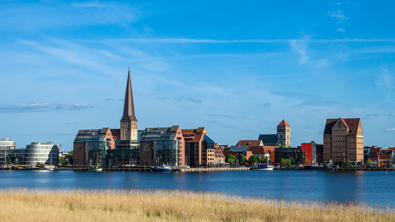 Blick von Gehlsdorf über die Warnow auf die Hansestadt Rostock. Blick von Gehlsdorf über die Warnow auf die Hansestadt Rostock.