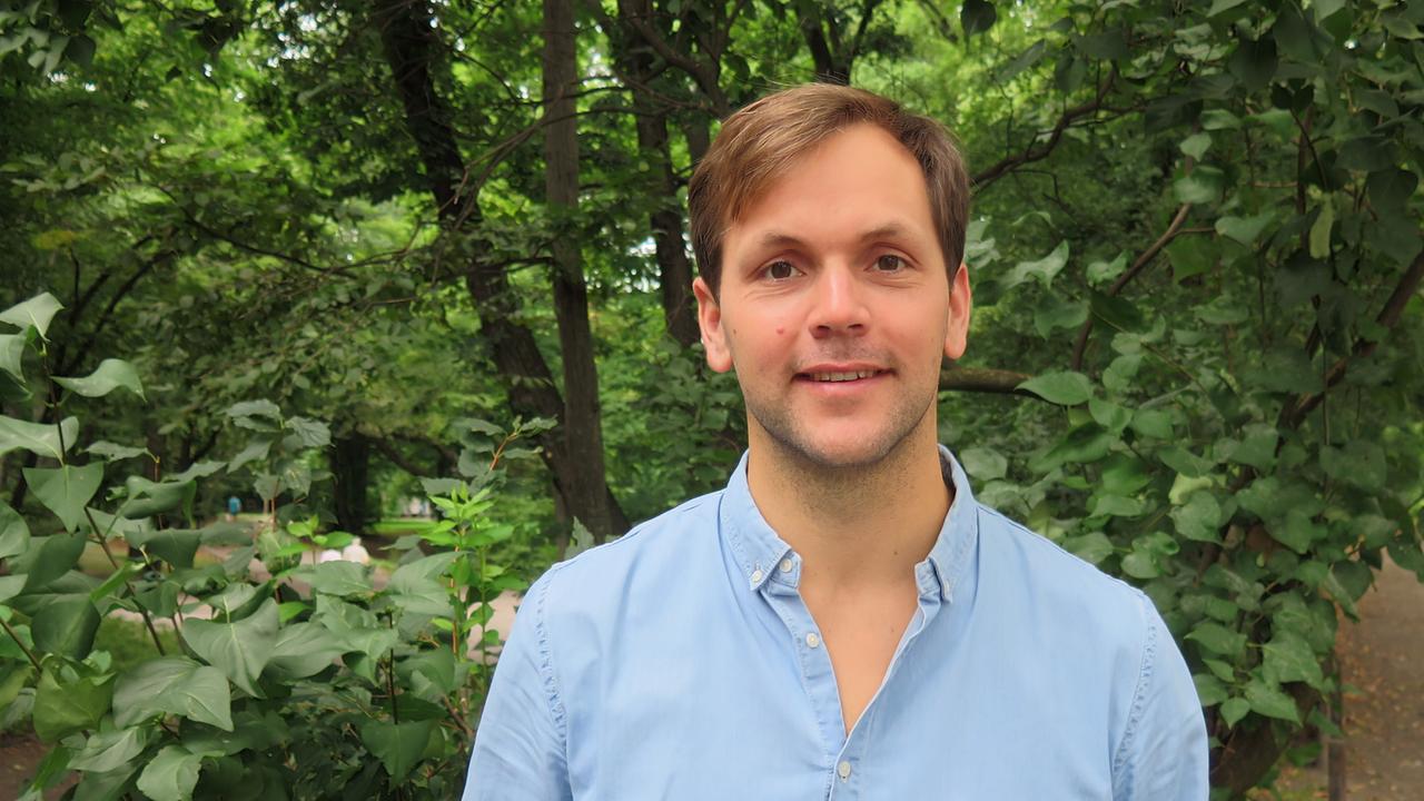 Sonnen GmbH-Geschäftsführer Philipp Schröder vor grünen Sträuchern und Bäumen Sonnen GmbH-Geschäftsführer Philipp Schröder vor grünen Sträuchern und Bäumen