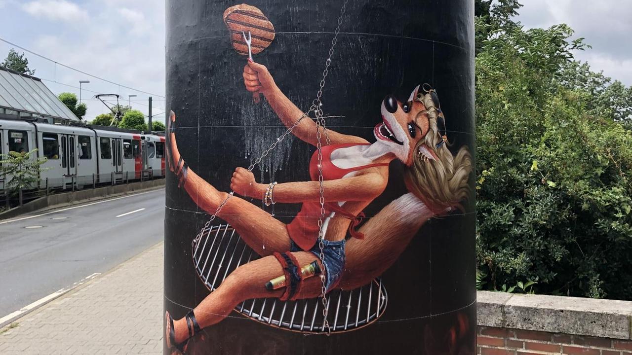 Eine mit kritisierter Werbung der Brauerei "Füchschen" beklebte Litfaßsäule steht an einem Straßenrand. Eine mit kritisierter Werbung der Brauerei "Füchschen" beklebte Litfaßsäule steht an einem Straßenrand.