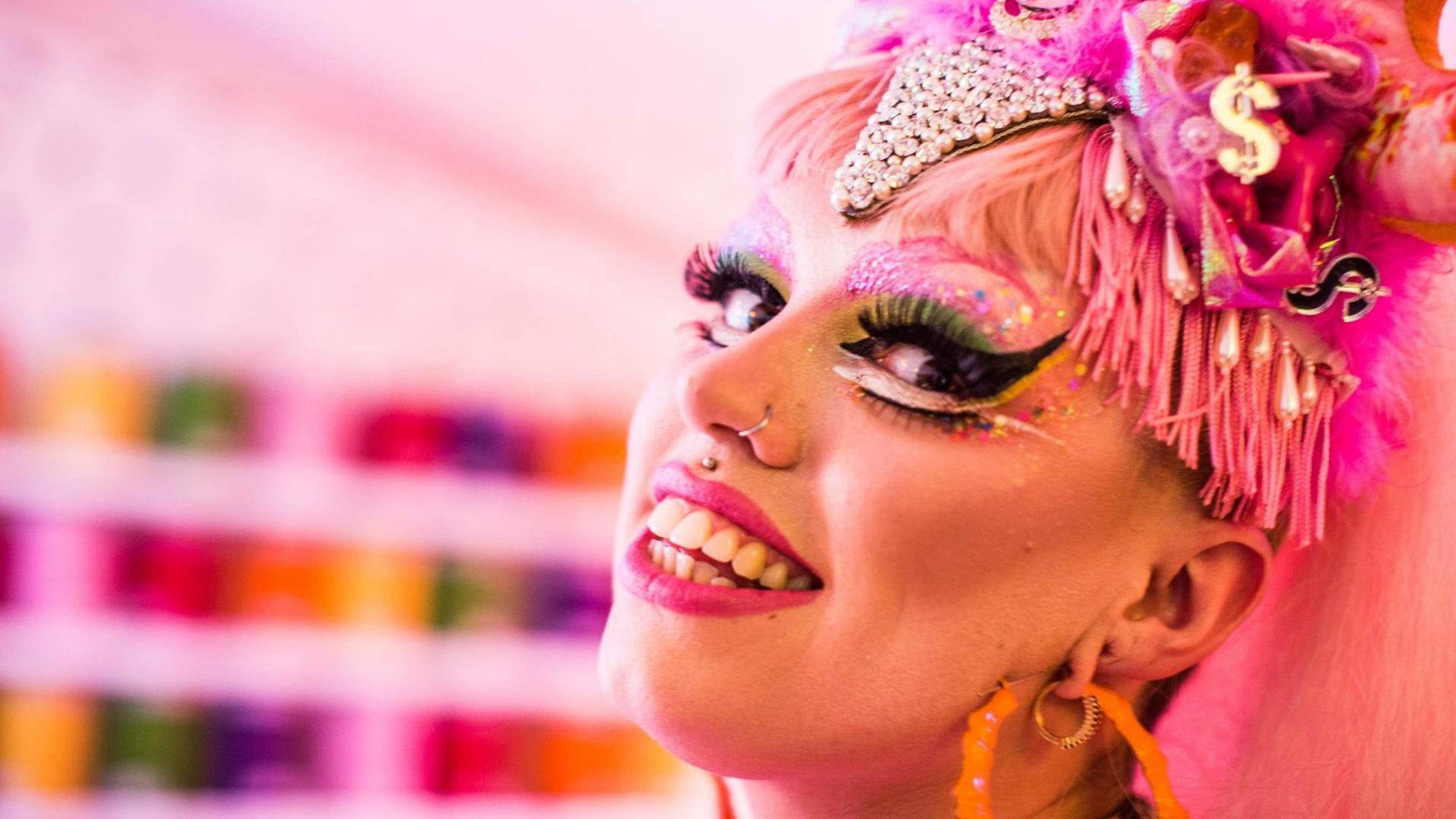 Mit einem Lächeln auf den Lippen, blick eine gestylte Drag Queen in die Kamera. Mit einem Lächeln auf den Lippen, blick eine gestylte Drag Queen in die Kamera.