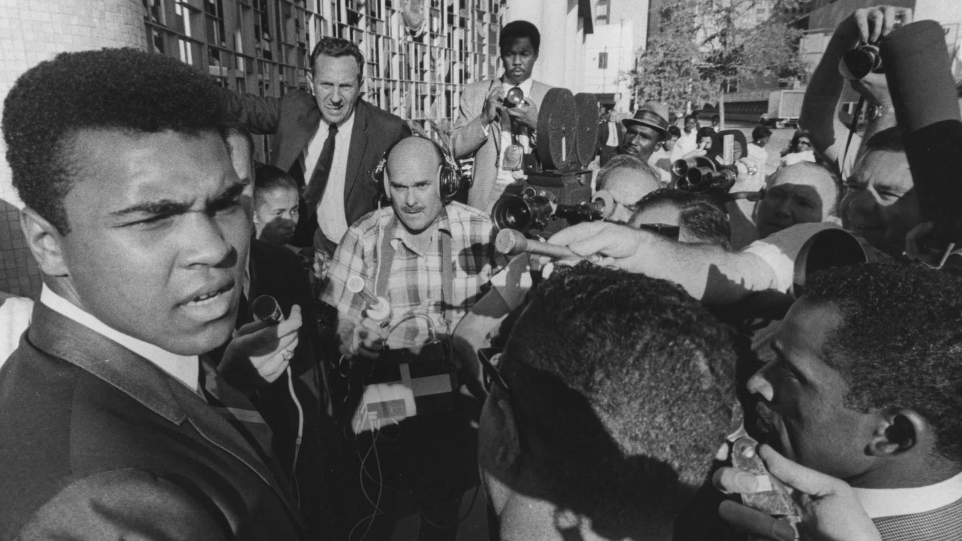 Der Boxer Muhammad Ali am 20. Juni 1967. Nach seiner Verurteilung durch eine weiße Jury zu fünf Jahren Gefängnis spricht er mit Journalisten. Der Boxer Muhammad Ali am 20. Juni 1967. Nach seiner Verurteilung durch eine weiße Jury zu fünf Jahren Gefängnis spricht er mit Journalisten.