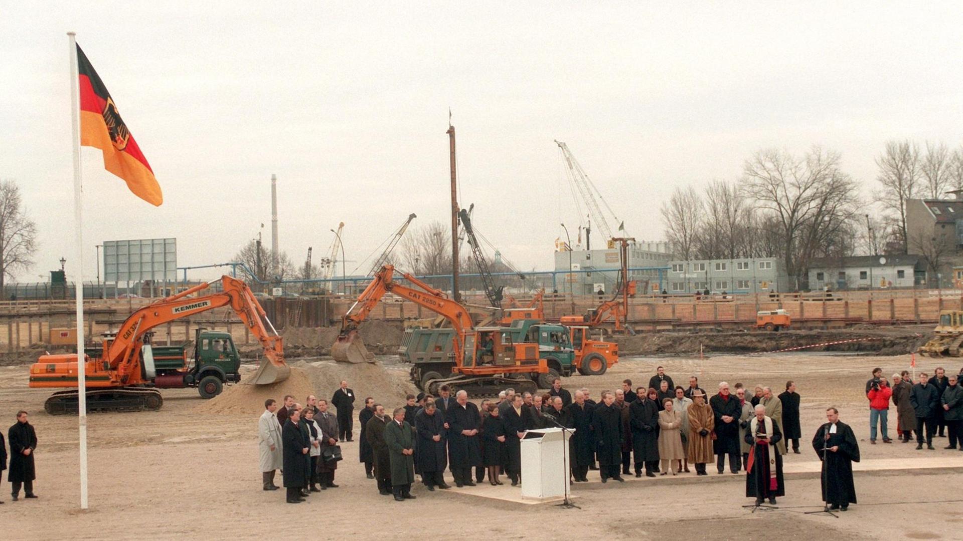 Während eines okumenischen Gebets stehen die Ehrengäste für den Spatenstich zum zukünftigen Bundeskanzleramt am Dienstag nachmittag (4.2.97) auf dem Gelände am Berliner Spreebogen. Während eines okumenischen Gebets stehen die Ehrengäste für den Spatenstich zum zukünftigen Bundeskanzleramt am Dienstag nachmittag (4.2.97) auf dem Gelände am Berliner Spreebogen.