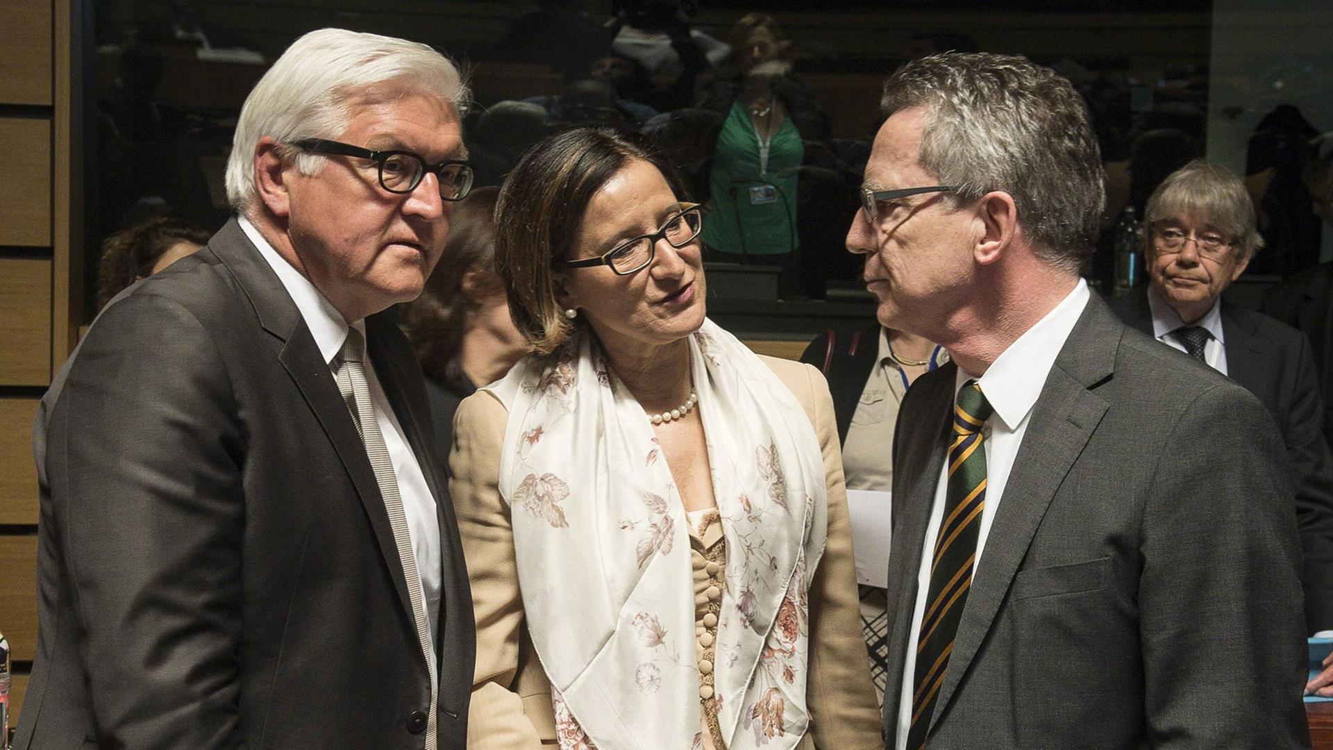 Bundesaußenminister Frank-Walter Steinmeier, Österreichs Innenministerin Johanna Mikl-Leitner und Bundesinnenminister Thomas de Maizière beim Treffen der EU-Außen- und Innenminister in Luxemburg am 20. April 2015. Bundesaußenminister Frank-Walter Steinmeier, Österreichs Innenministerin Johanna Mikl-Leitner und Bundesinnenminister Thomas de Maizière beim Treffen der EU-Außen- und Innenminister in Luxemburg am 20. April 2015.
