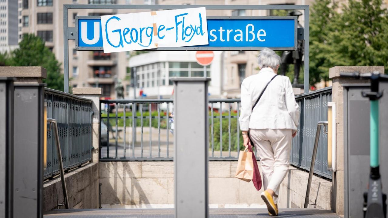 An der U-Bahnhaltestelle Mohrenstraße in Berlin-Mitte hängt auf dem U-Bahn-Halstestellenschild ein Plakat mit der Aufschrift "George-Floyd" im Gedenken an den in Minneapolis getöteten Afroamerikaner. An der U-Bahnhaltestelle Mohrenstraße in Berlin-Mitte hängt auf dem U-Bahn-Halstestellenschild ein Plakat mit der Aufschrift "George-Floyd" im Gedenken an den in Minneapolis getöteten Afroamerikaner.