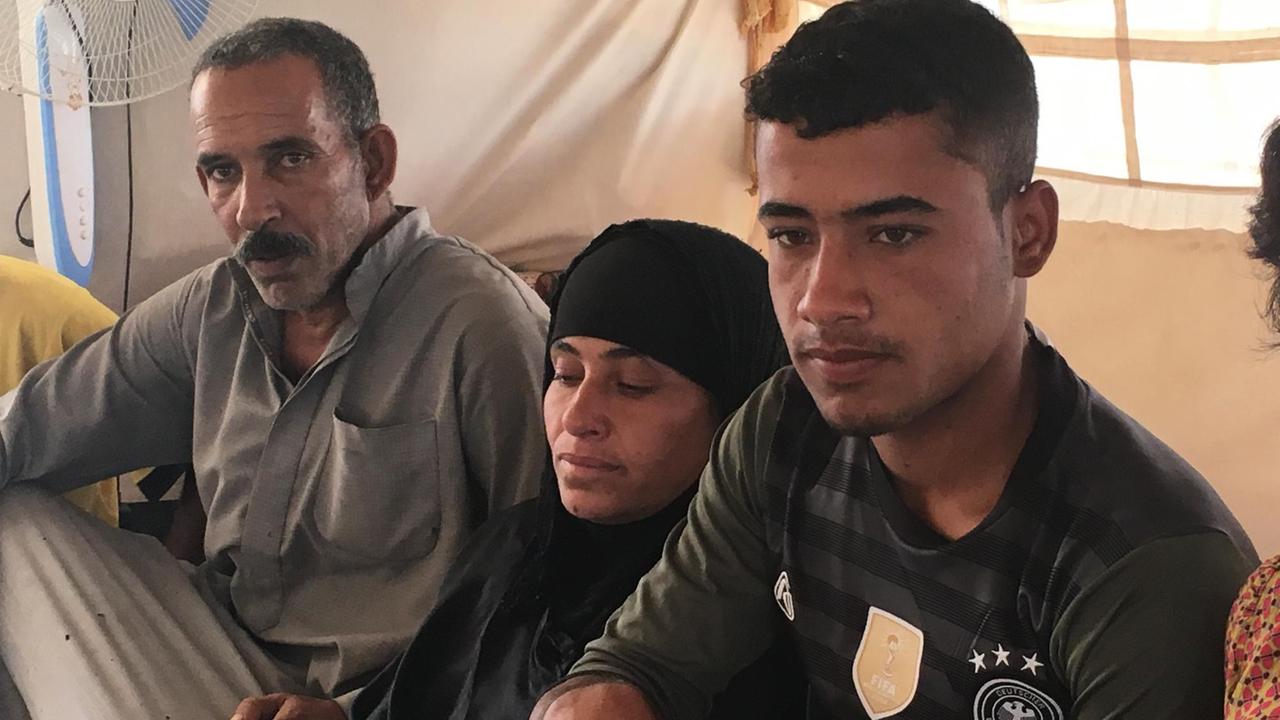 Der 17-jährige Ahmed mit seinen Eltern im Flüchtlingslager unweit von Mossul, Irak 2016. Der 17-jährige Ahmed mit seinen Eltern im Flüchtlingslager unweit von Mossul, Irak 2016.