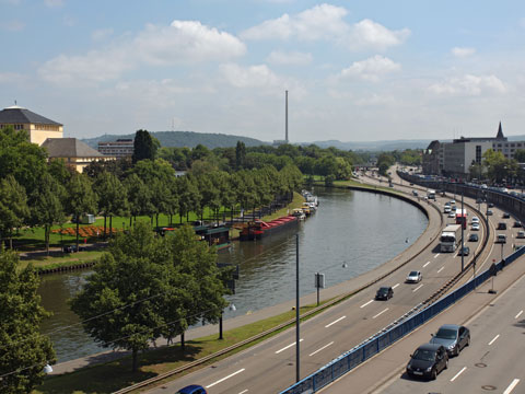 Blick auf Saarbrücken: Im Vordergrund links verläuft die Autobahn A 620 entlang der Saar. Blick auf Saarbrücken: Im Vordergrund links verläuft die Autobahn A 620 entlang der Saar.