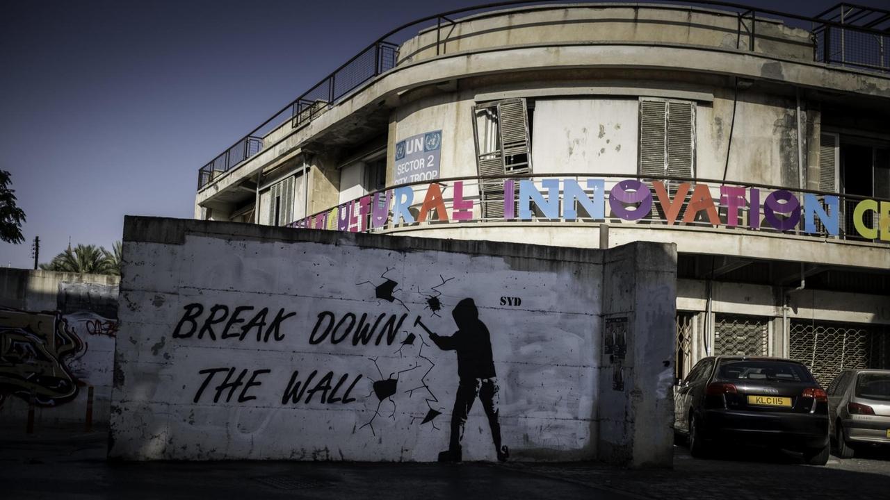 Ein Graffiti auf einer Wand in Nicosia auf der geteilten Insel Zypern: "Break down the wall" - "Reißt die Mauer nieder" Ein Graffiti auf einer Wand in Nicosia auf der geteilten Insel Zypern: "Break down the wall" - "Reißt die Mauer nieder"