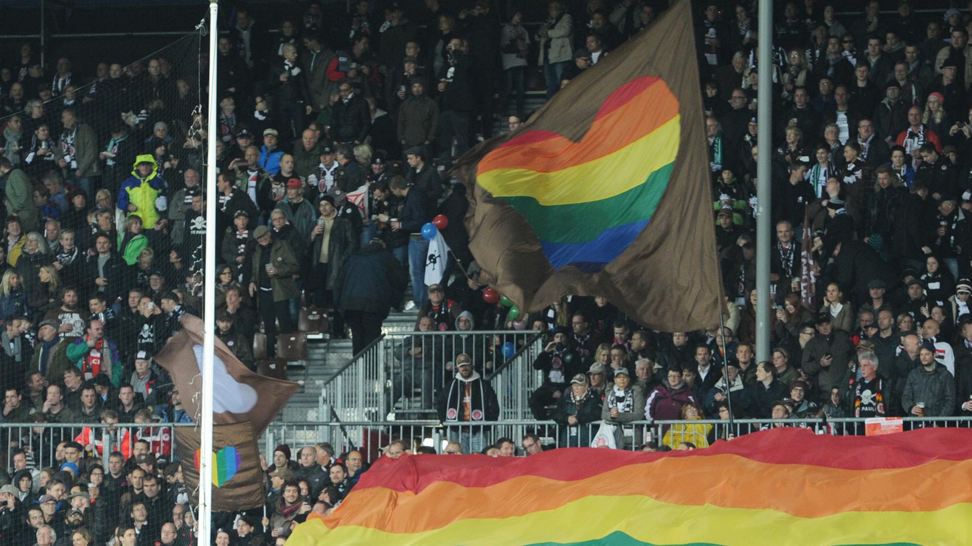 FC St. Pauli - SV Sandhausen am 25.10.2013 im Millerntorstadion in Hamburg. Die Paulifans setzten mit Transparenten ein Zeichen gegen Homophobie und Sexismus.