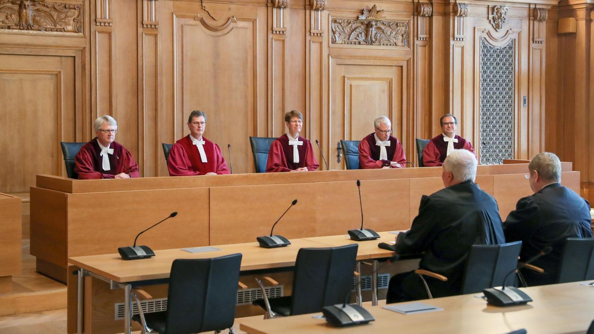 Die Richter Stefan Liebler (l-r), Peter Wysk, die Vorsitzende Renate Philipp, Till Oliver Rothfuß und Markus Kenntner sitzen vor der Urteilsverkündung im Prozess um die Tötung männlicher Hühnerküken im Bundesverwaltungsgericht. Die Richter Stefan Liebler (l-r), Peter Wysk, die Vorsitzende Renate Philipp, Till Oliver Rothfuß und Markus Kenntner sitzen vor der Urteilsverkündung im Prozess um die Tötung männlicher Hühnerküken im Bundesverwaltungsgericht.