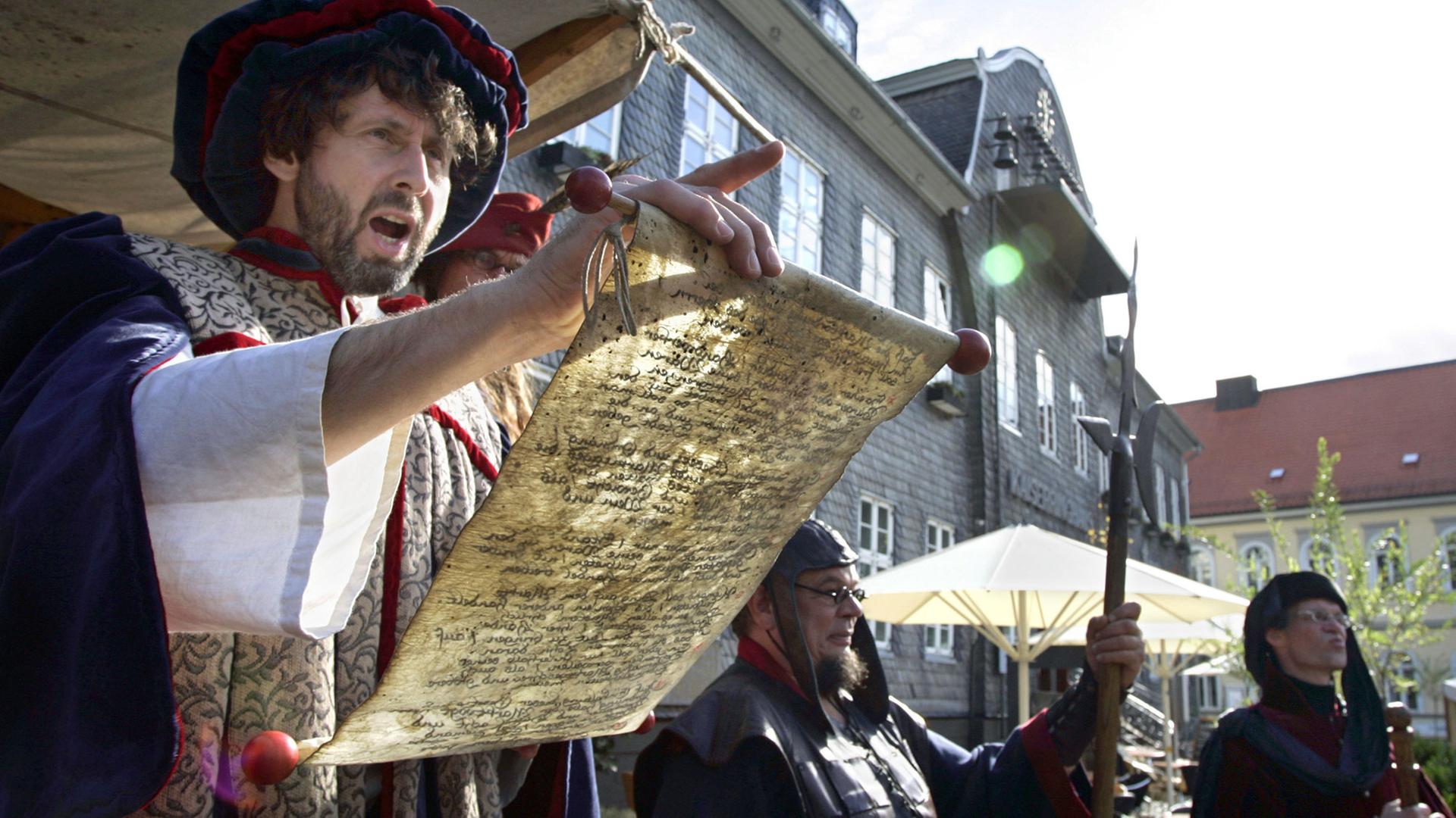 In Kostümen des 15. Jahrhundert spielen diese Personen am Freitag (06.10.2006) auf dem mittelalterlichen Kaisermarkt in Goslar für die Besucher der Veranstaltung. Schuhmacher, Schmiede, Weber, Töpfer und andere Handwerker präsentieren bis zum Sonntag (08.10.) ihre Künste. Dazu sorgen Gaukler und Musiker auf alten Instrumenten für Stimmung. Ein Voigt, Schergen, Büttel und Herolde tragen zur Unterhaltung und Belustigung der Besucher bei. In Kostümen des 15. Jahrhundert spielen diese Personen am Freitag (06.10.2006) auf dem mittelalterlichen Kaisermarkt in Goslar für die Besucher der Veranstaltung. Schuhmacher, Schmiede, Weber, Töpfer und andere Handwerker präsentieren bis zum Sonntag (08.10.) ihre Künste. Dazu sorgen Gaukler und Musiker auf alten Instrumenten für Stimmung. Ein Voigt, Schergen, Büttel und Herolde tragen zur Unterhaltung und Belustigung der Besucher bei.