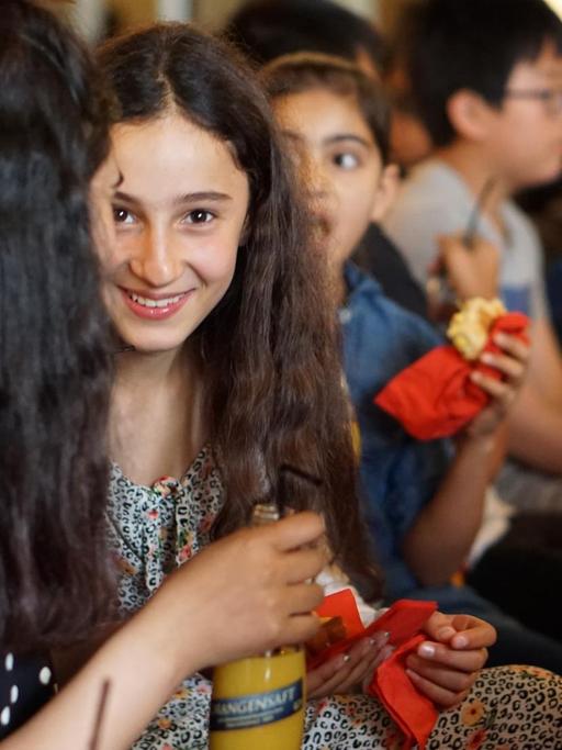 Shazia im Foyer der Komischen Oper.