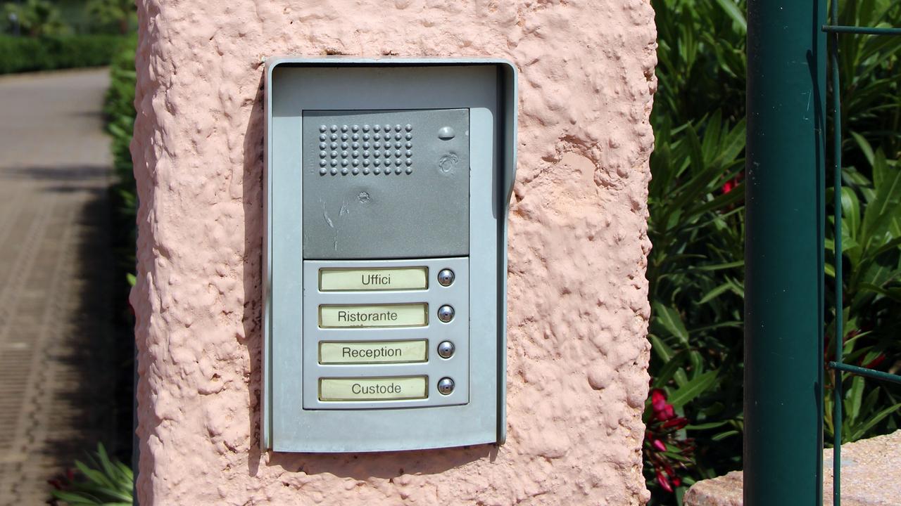 Das Klingelschild des "Popilia Country Resorts" in Kalabrien - mit Spuren vom letzten Anschlag. Das Klingelschild des "Popilia Country Resorts" in Kalabrien - mit Spuren vom letzten Anschlag.