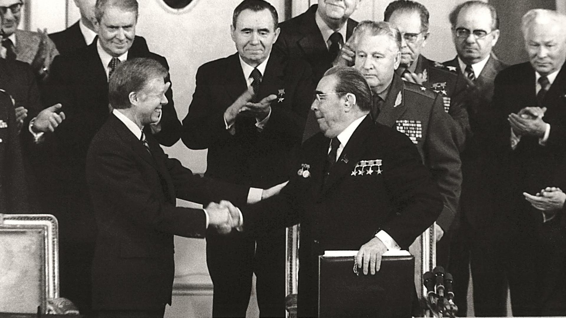 US-Präsident Jimmy Carter, links im Bild, und der Generalsekretär der KPdSU, Leonid Breschnew, schütteln sich am 18. Juni 1979 nach der Unterzeichnung des SALT II Abkommens in Wien die Hände US-Präsident Jimmy Carter, links im Bild, und der Generalsekretär der KPdSU, Leonid Breschnew, schütteln sich am 18. Juni 1979 nach der Unterzeichnung des SALT II Abkommens in Wien die Hände