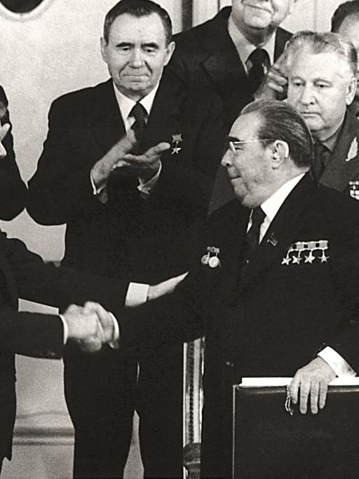 US-Präsident Jimmy Carter (l.) und der Generalsekretär der KPdSU, Leonid Breschnew, schütteln sich am 18. Juni 1979 nach der Unterzeichnung des SALT II Abkommens in Wien die Hände. 