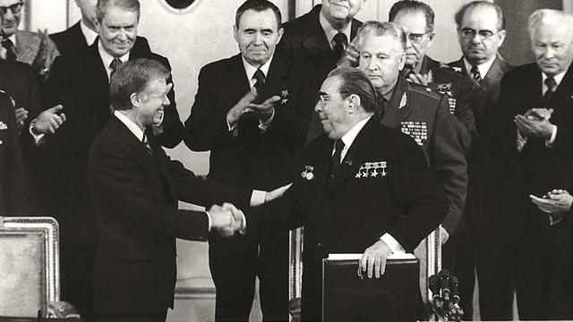 US-Präsident Jimmy Carter, links im Bild, und der Generalsekretär der KPdSU, Leonid Breschnew, schütteln sich am 18. Juni 1979 nach der Unterzeichnung des SALT II Abkommens in Wien die Hände