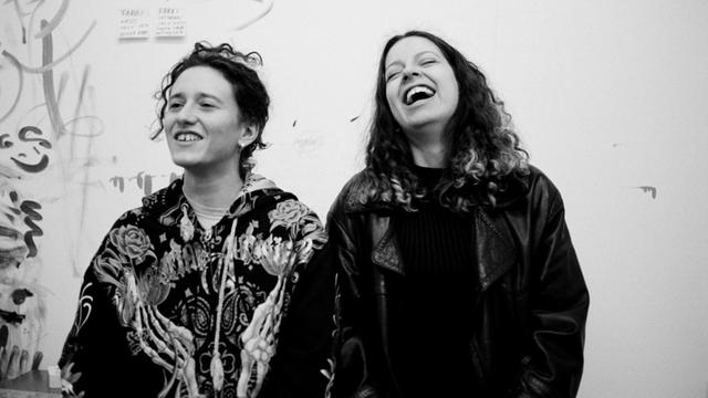 Londoner Musikerin Tirzah Mastin (r.) und ihre Co-Producentin Mica Levi lachen in die Kamera