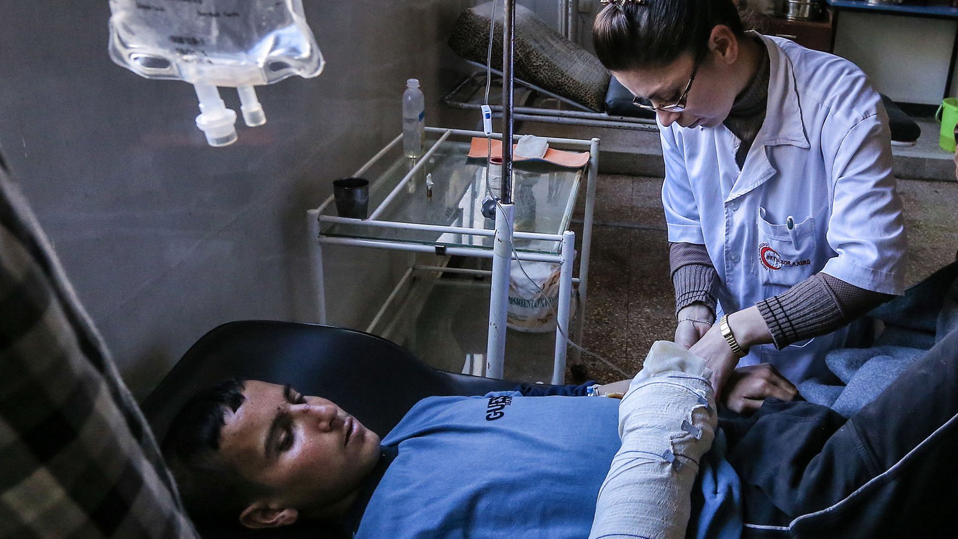 Medizinische Behandlung eines Verwundeten im syrischen Aleppo am 7. März 2016 Medizinische Behandlung eines Verwundeten im syrischen Aleppo am 7. März 2016
