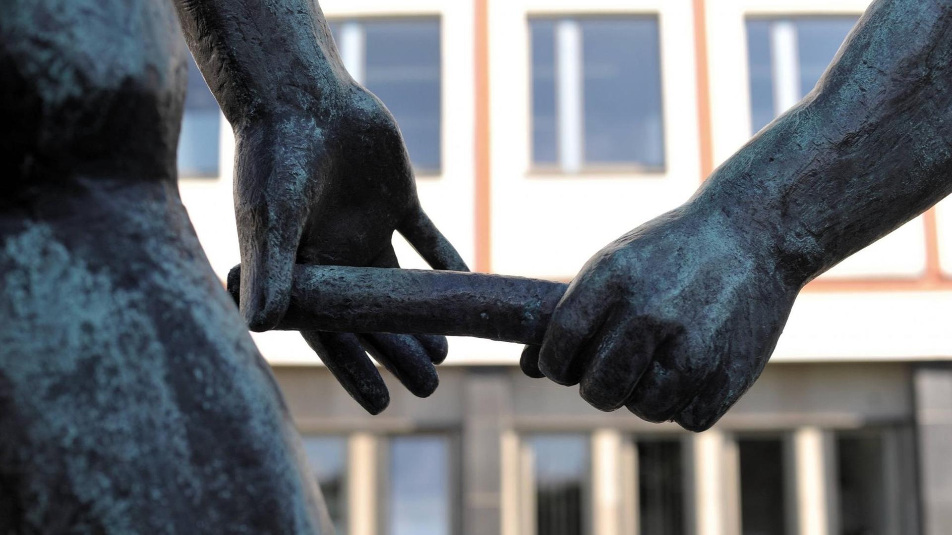 Die von der Berliner Bildhauerin Senta Baladamus 1974 angefertigt Skulptur "Stabwechsel" steht vor dem Gebäude der ehemailigen Deutschen Hochschule für Körperkultur (DHfK) in Leipzig. Dort befinden sich jetzt Räume der sportwissenschaftlichen Fakultät der Universität Leipzig und der Handelshochschule Leipzig. Die von der Berliner Bildhauerin Senta Baladamus 1974 angefertigt Skulptur "Stabwechsel" steht vor dem Gebäude der ehemailigen Deutschen Hochschule für Körperkultur (DHfK) in Leipzig. Dort befinden sich jetzt Räume der sportwissenschaftlichen Fakultät der Universität Leipzig und der Handelshochschule Leipzig.