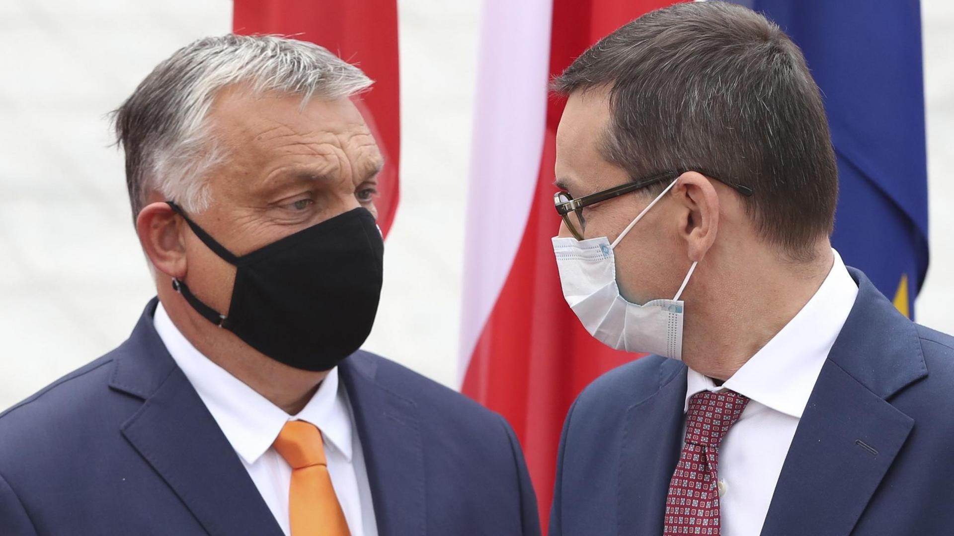 Mateusz Morawiecki (r), Premierminister von Polen, trägt einen Mundschutz und begrüßt Viktor Orban, Premierminister von Ungarn, ebenfalls mit Mundschutz. Mateusz Morawiecki (r), Premierminister von Polen, trägt einen Mundschutz und begrüßt Viktor Orban, Premierminister von Ungarn, ebenfalls mit Mundschutz.