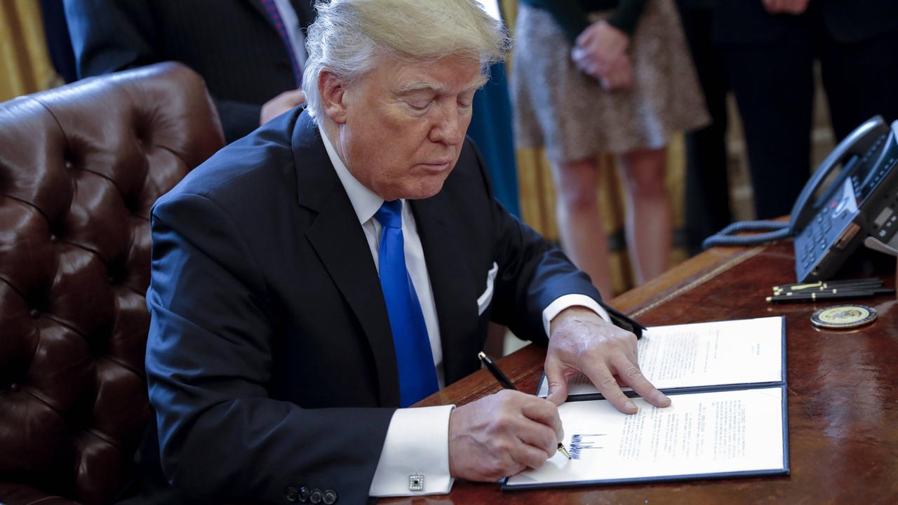US-Präsident Donald Trump unterzeichnet ein Dekret, das den Weiterbau der umstrittenen Dakota Access Pipeline genehmigt. Die Pipeline führt durch heilige Stätten der Sioux-Indianer. US-Präsident Donald Trump unterzeichnet ein Dekret, das den Weiterbau der umstrittenen Dakota Access Pipeline genehmigt. Die Pipeline führt durch heilige Stätten der Sioux-Indianer.