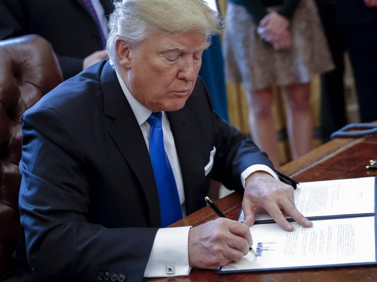 US-Präsident Donald Trump unterzeichnet ein Dekret, das den Weiterbau der umstrittenen Dakota Access Pipeline genehmigt. Die Pipeline führt durch heilige Stätten der Sioux-Indianer.