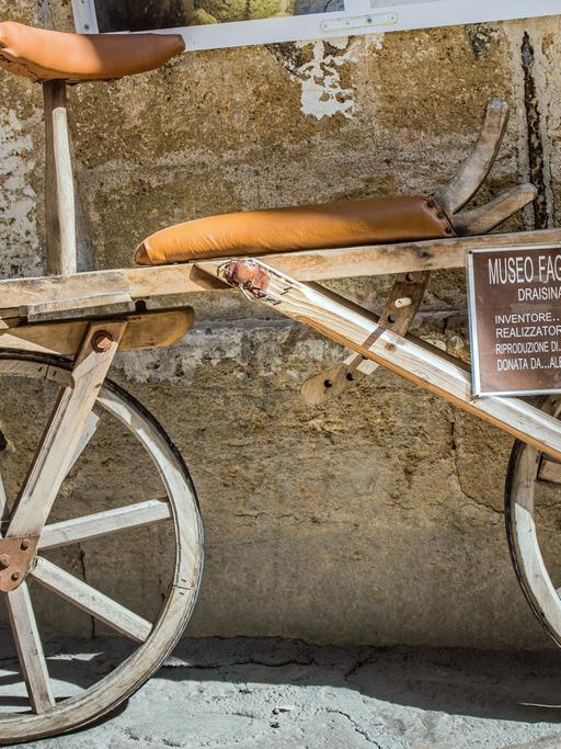 Die Draisine ist eine Laufmaschine für Erwachsene: Diese hier steht vor dem archäologischen Museum in Lecce in Italien.