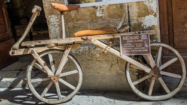 Eine Draisine, ein Ur-Fahrrad nach der Idee des Erfinders Karl von Drais, vor dem archäologischen Museum in Lecce in Italien