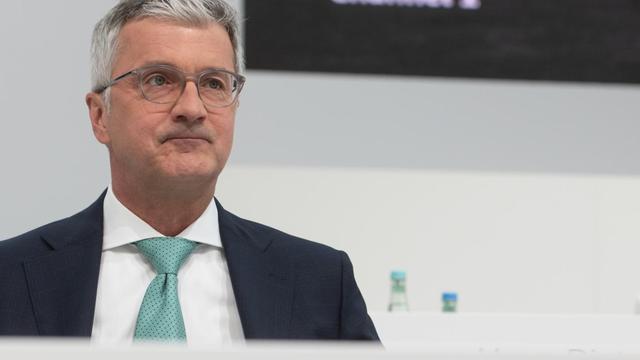 09.05.2018, Bayern, Ingolstadt: Rupert Stadler, Vorstandsvorsitzender der Audi AG, sitzt vor Beginn der Hauptversammlung des Autoherstellers auf dem Podium im Audi Forum.