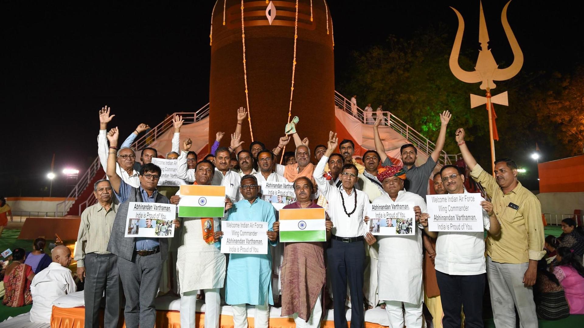 Im indischen Ahmedabad feiern Menschen die Übergabe des abgeschossenen Piloten Abhinandan Varthaman von Pakistan an Indien Im indischen Ahmedabad feiern Menschen die Übergabe des abgeschossenen Piloten Abhinandan Varthaman von Pakistan an Indien