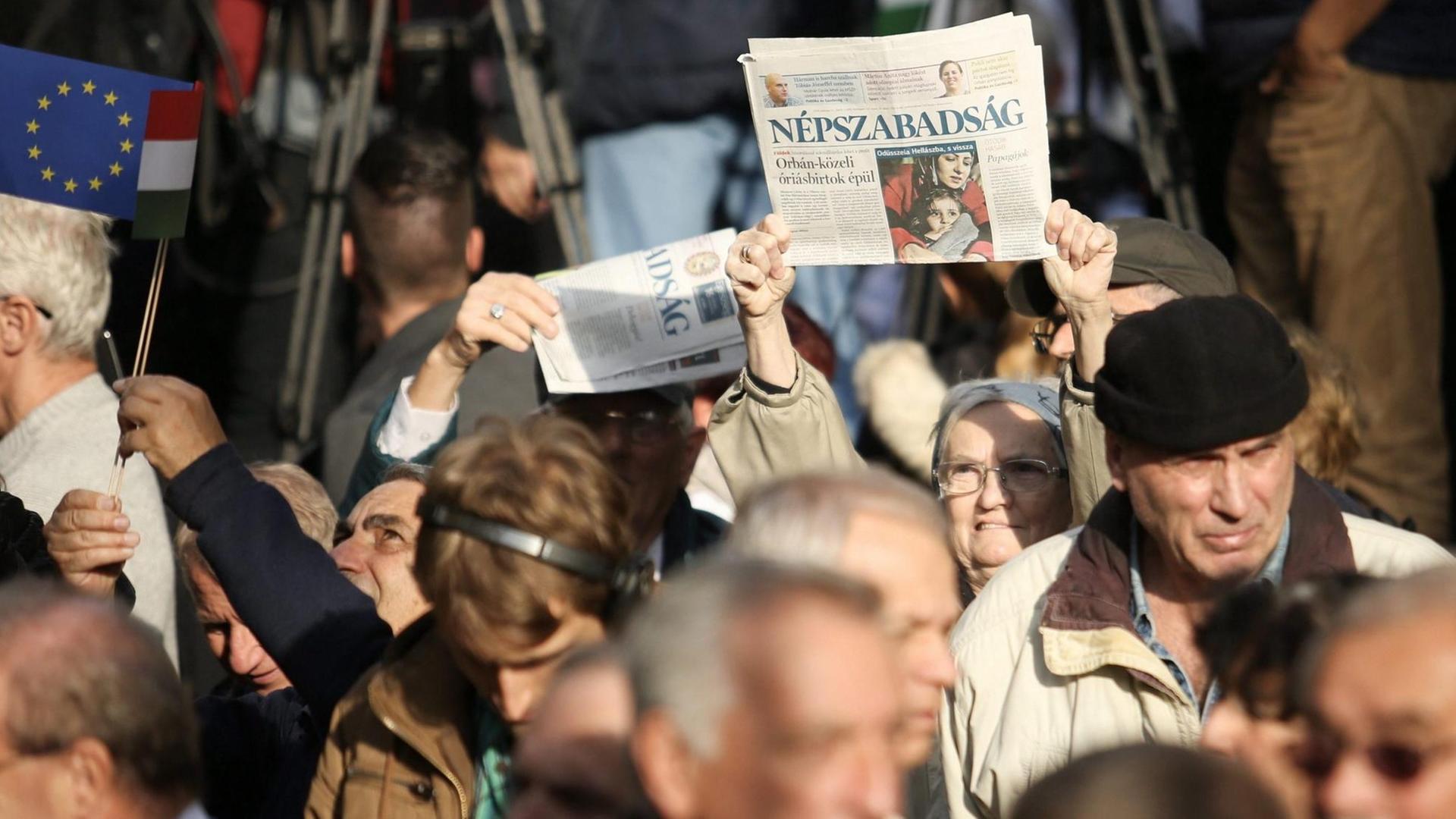 Das Bild zeigt für die Pressefreiheit protestierende Regierungsgegner in der ungarischen Hauptstadt Budapest. Einige halten Ausgaben der inzwischen eingestellten Tageszeitung "Nepszabadsag" in die Höhe. Das Bild zeigt für die Pressefreiheit protestierende Regierungsgegner in der ungarischen Hauptstadt Budapest. Einige halten Ausgaben der inzwischen eingestellten Tageszeitung "Nepszabadsag" in die Höhe.
