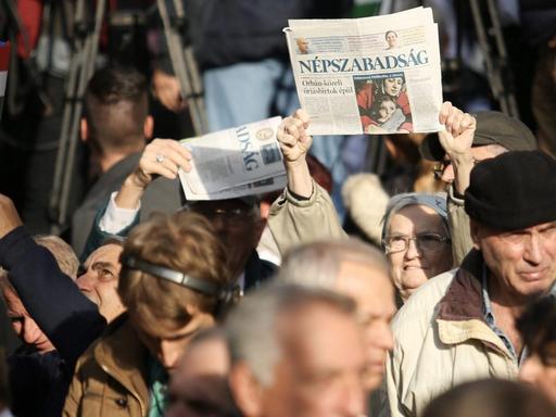 Das Bild zeigt für die Pressefreiheit protestierende Regierungsgegner in der ungarischen Hauptstadt Budapest. Einige halten Ausgaben der inzwischen eingestellten Tageszeitung "Nepszabadsag" in die Höhe.