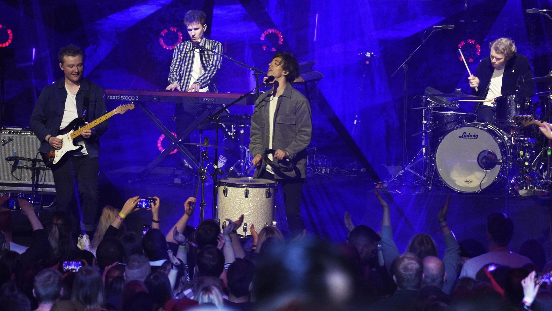 Die Band Giant Rooks aus Hamm bei der Verleihung des Musikpreises "1Live Krone" 2019 in der Jahrhunderthalle in Bochum Die Band Giant Rooks aus Hamm bei der Verleihung des Musikpreises "1Live Krone" 2019 in der Jahrhunderthalle in Bochum