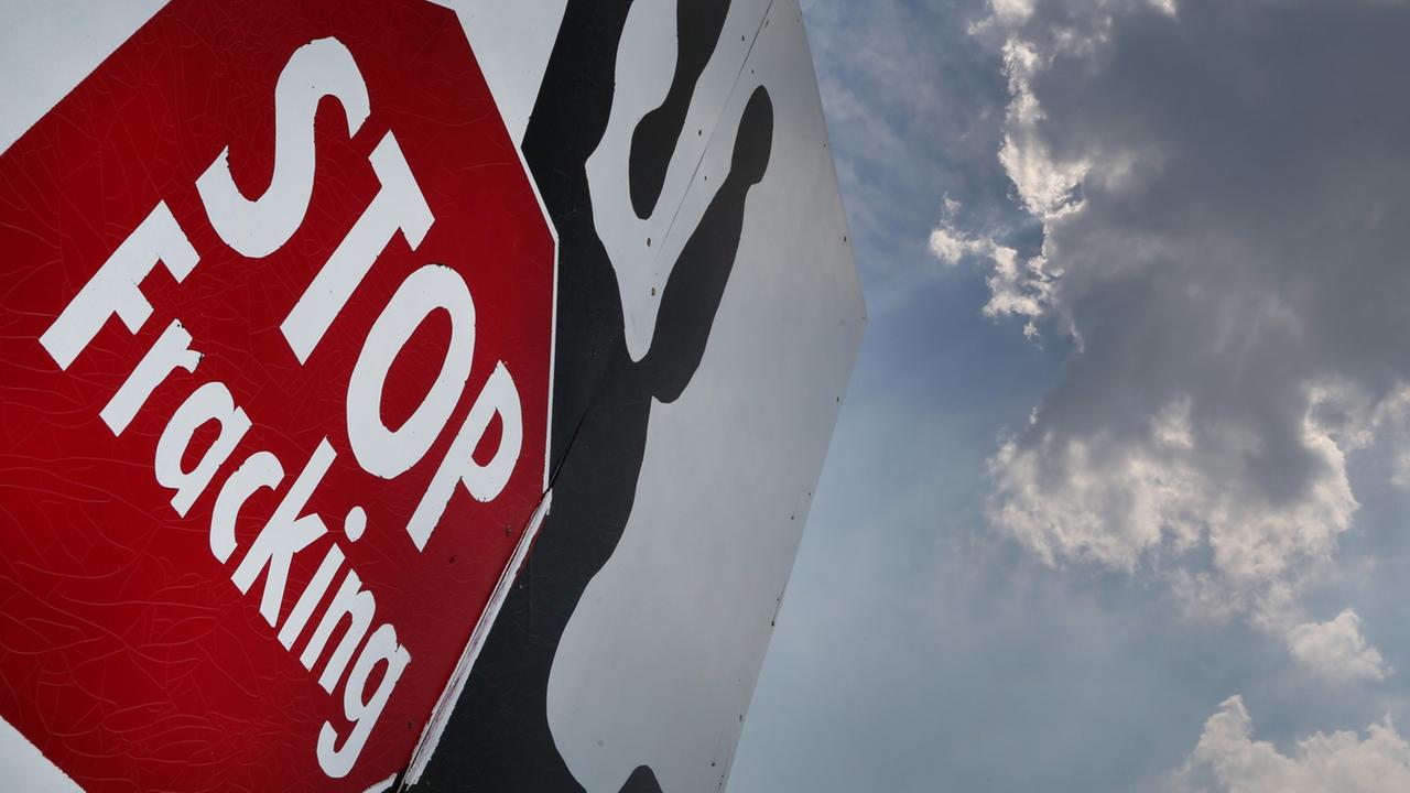 Ein Plakat mit der «Stop Fracking» steht am 03.06.2014 in Brünen (Nordrhein-Westfalen) am Niederrhein in einem Feld. Ein Plakat mit der «Stop Fracking» steht am 03.06.2014 in Brünen (Nordrhein-Westfalen) am Niederrhein in einem Feld.