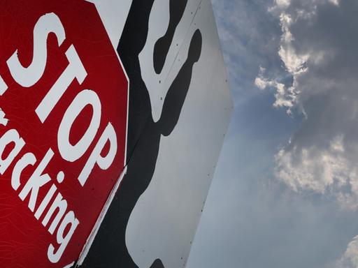 Ein Plakat mit der «Stop Fracking» steht am 03.06.2014 in Brünen (Nordrhein-Westfalen) am Niederrhein in einem Feld.