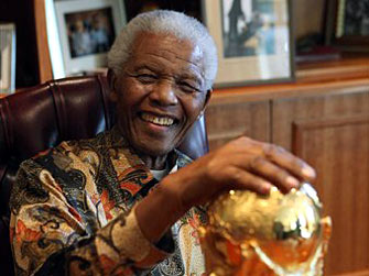 Der ehemalige südafrikanische Präsident Nelson Mandela präsentiert den WM-Fußballpokal in Johannesburg.