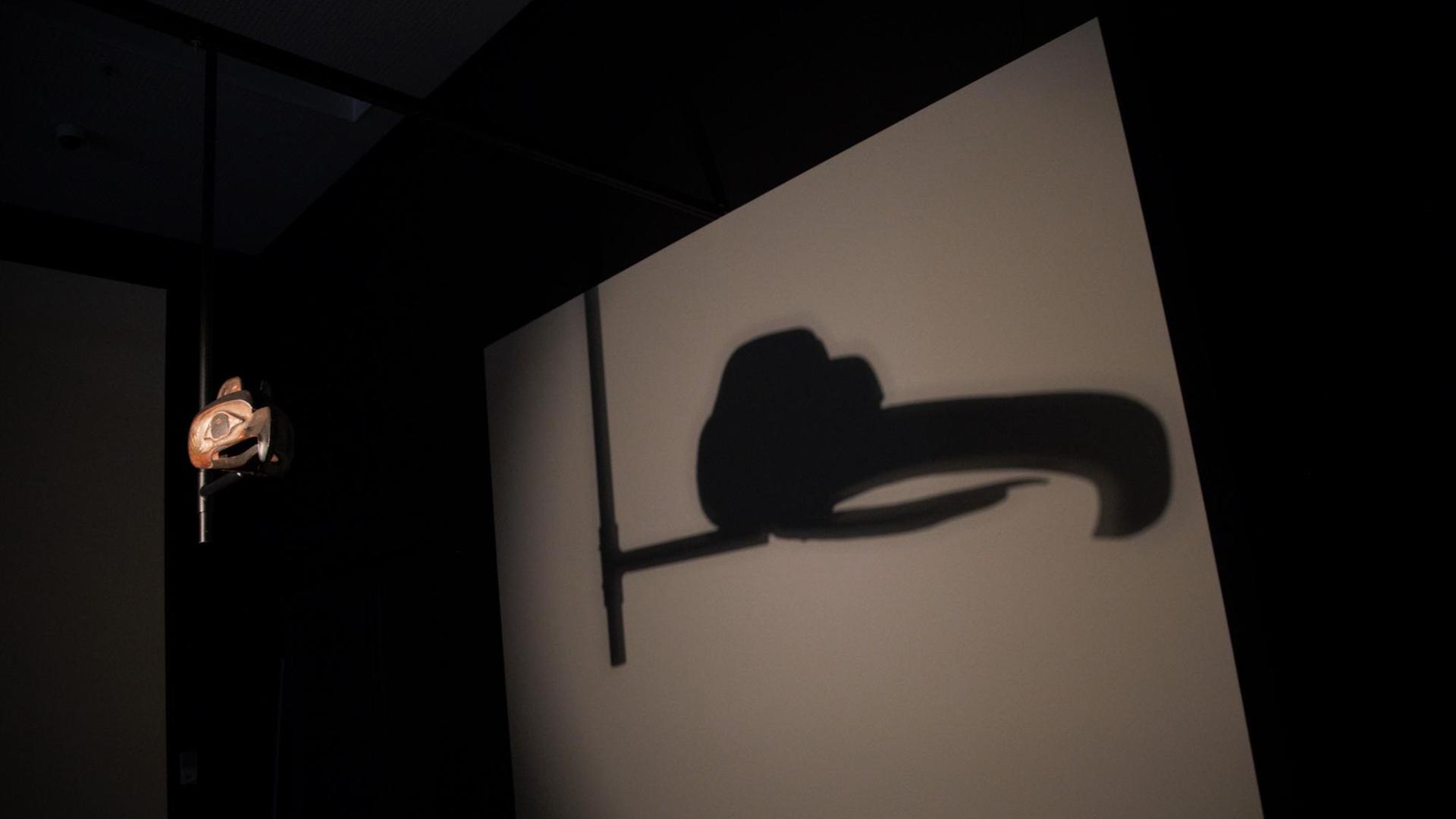 Eine Vogelmaske aus Kanada in der Ausstellung "Die Schatten der Dinge #1" im Rautenstrauch-Joest-Museum in Köln, 11. September 2020 bis 3. Januar 2021. Eine Vogelmaske aus Kanada in der Ausstellung "Die Schatten der Dinge #1" im Rautenstrauch-Joest-Museum in Köln, 11. September 2020 bis 3. Januar 2021.