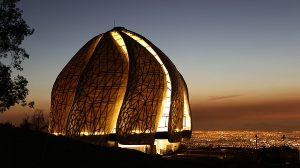 Das knospenförmige Bahai-Haus in Santiago de Chile bei Sonnenuntergang.