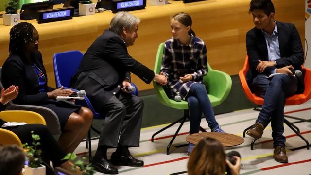 Greta Thunberg (Mitte) schüttelt UNO-Generalsekretär Antonio Guterres auf dem UNO-Jugendgipfel in New York die Hand