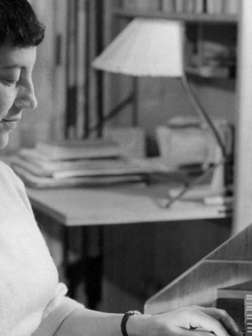 Die Komponistin und Professorin an der Ostberliner Musikhochschule, Ruth Zechlin, spielt an ihrem Cembalo, aufgenommen am 4. Februar 1961