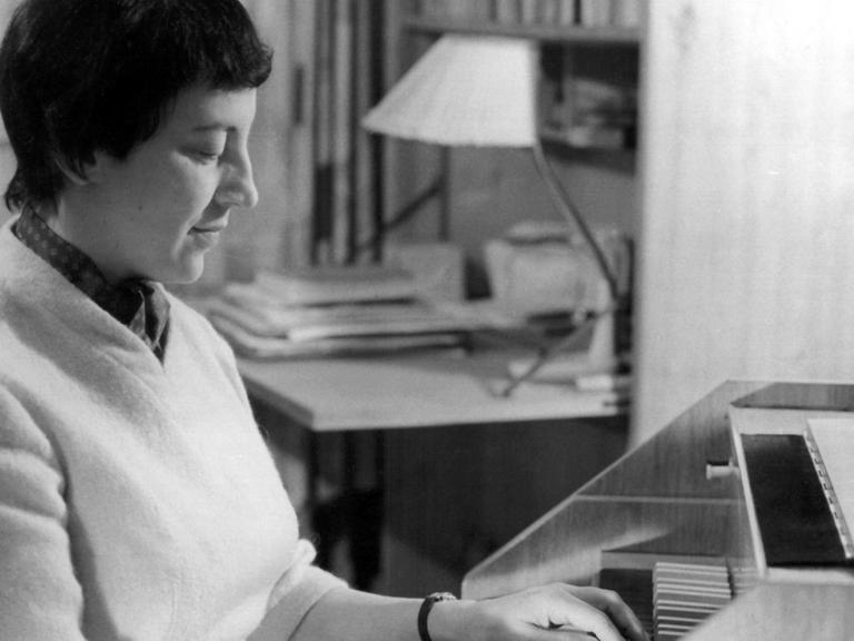 Die Komponistin und Professorin an der Ostberliner Musikhochschule, Ruth Zechlin, spielt an ihrem Cembalo, aufgenommen am 4. Februar 1961