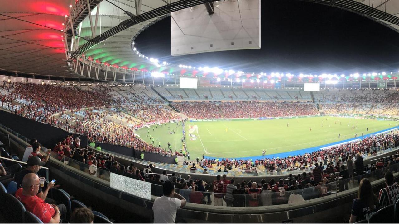Flamengo Rio de Janeiro gegen Fluminense im Maracana-Stadion von Rio. Das Stadion ist halb voll, obwohl es um nicht viel geht. Flamengo Rio de Janeiro gegen Fluminense im Maracana-Stadion von Rio. Das Stadion ist halb voll, obwohl es um nicht viel geht.