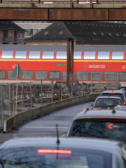 Fahrzeuge stauen sich am 28.12.2017 in Hamburg an einer Baustelle am Bahnübergang an der Hammer Straße. Die Bauprojekte in und um Hamburg erfordern Geduld.